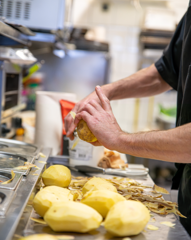 Réservation d'une grande table pour 20 à 30 personnes dans un restaurant proposant une cuisine authentique française vers Vert-Saint-Denis 77240 proche Cesson