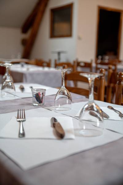 Réserver une table dans un restaurant ouvert le vendredi soir proche La Rochette (77)